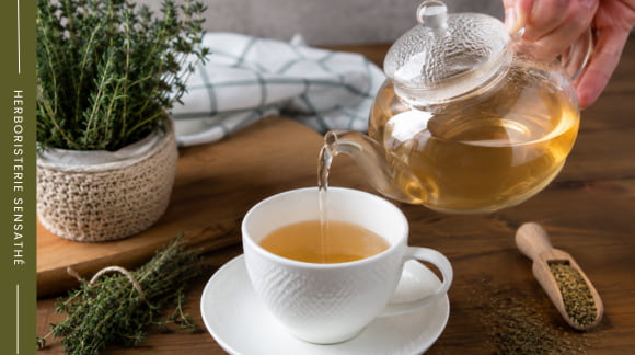Préparation d'une infusion de thym pour soulager naturellement la rhinite et dégager les voies nasales - Herboristerie Sensathé